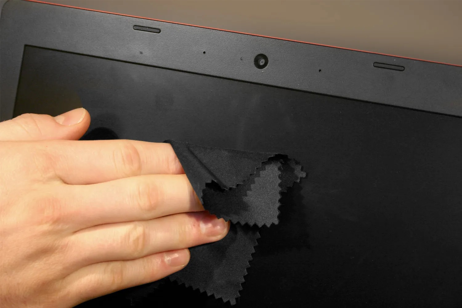Cách vệ sinh màn hình laptop tránh bị trầy xước